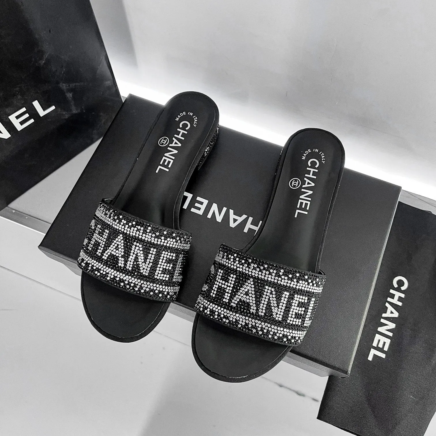 👟👟Ex-factory price 440👟👟 Xiaoxiang Chanel rhinestone slippers with large black rhinestone letters, these really blingbling slippers are full of diamonds. They are both classic and artistic, and can be styled according to your daily style. The characteristic is that the hot diamonds are particularly shiny. They are made with heavy craftsmanship and are not easy to fall off. They have the sexy temperament of celebrities and are versatile. Color: black, white, 35-40 leather outsole
